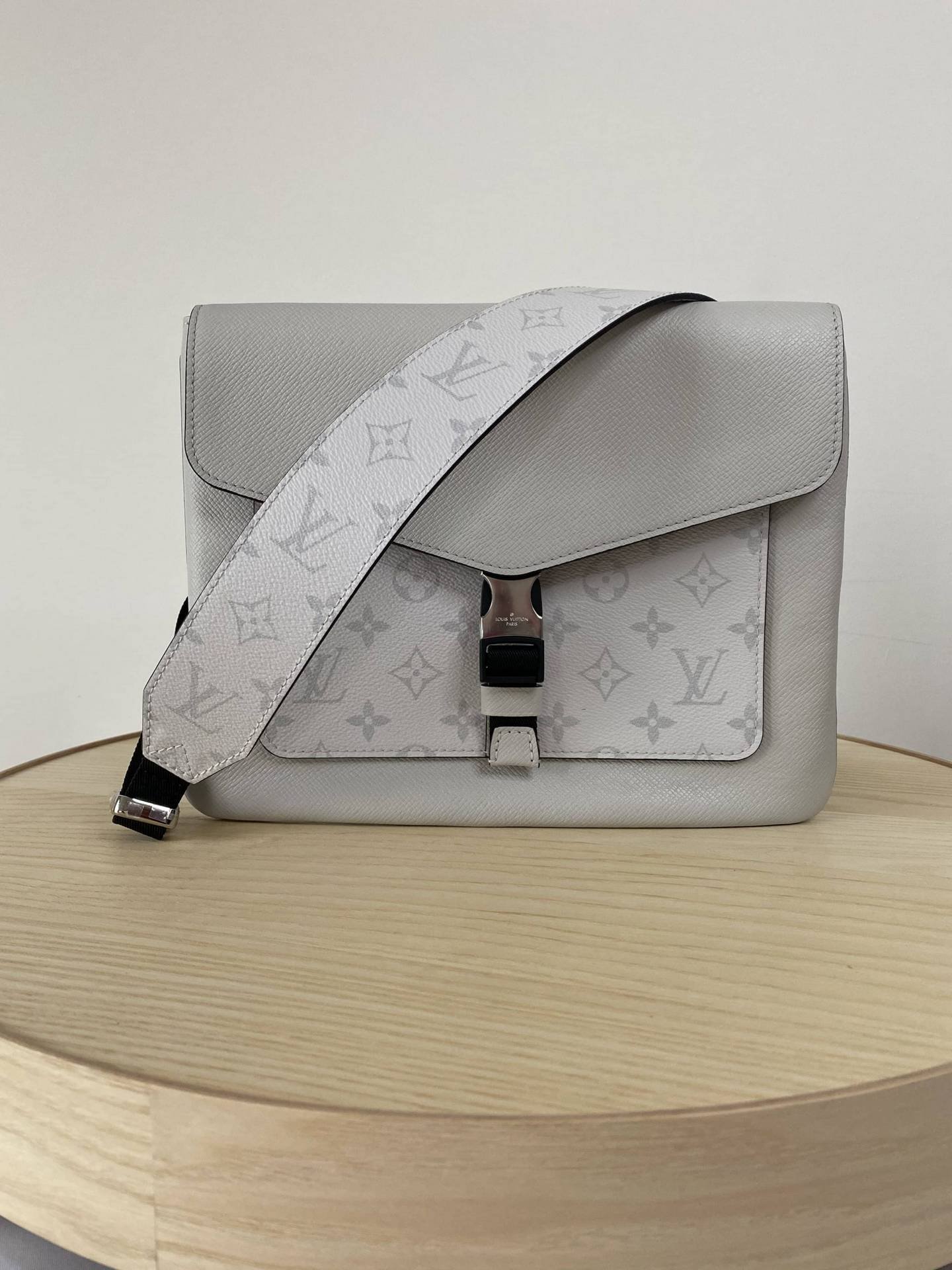 Men's Outdoor Flap Messenger, LOUIS VUITTON